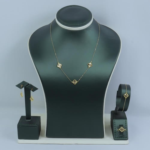 طقم ذهب عيار 18 تصميم فان كليف ثلاث وردات وزن 5.16...