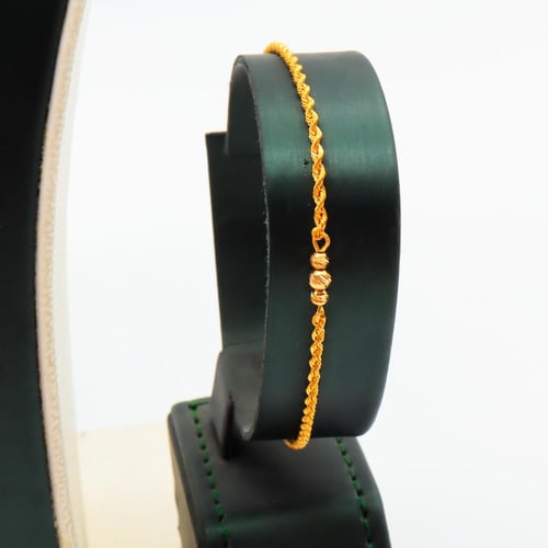 طقم ذهب عيار 21 بتصميم الدوريكاء متدلٍ أنيق وزن 8....