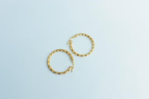 حلق ذهب تصميم المبروم عيار 18 وزن 2.2 جرام