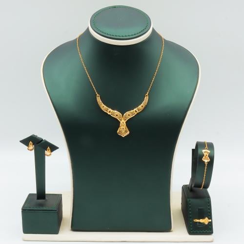 طقم ذهب عيار 21 وزن 6.41 جرام بتصميم انسيابي مع تع...