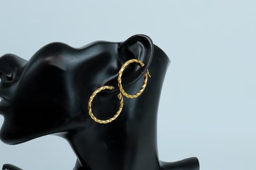 حلق ذهب تصميم المبروم عيار 18 وزن 2.2 جرام