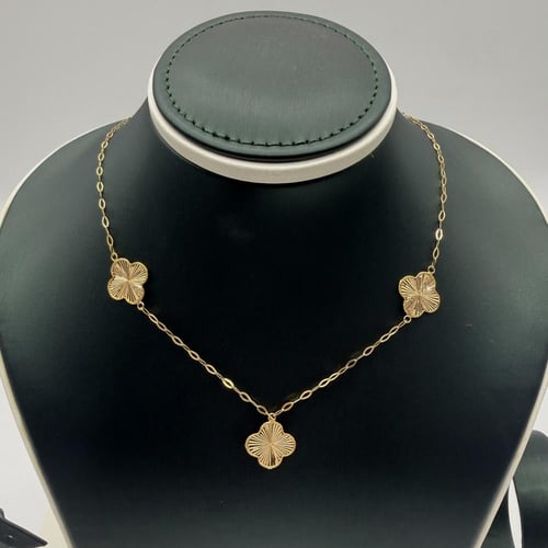 عقد ذهب ثلاث وردات عيار 21 بوزن 3.6 جرام بتصميم نا...