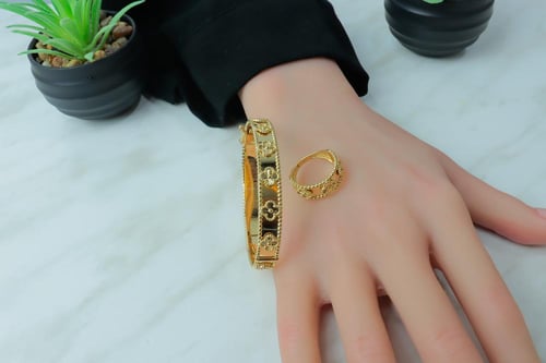 اسوارة فان كليف ذهب مع خاتم عيار 18 لأطلالة فاخرة