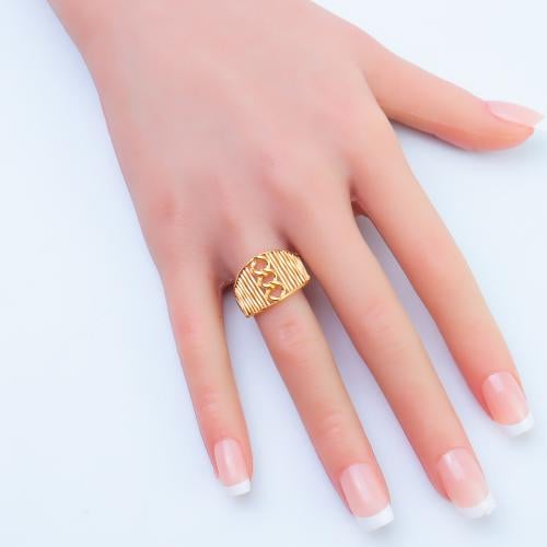 خاتم ذهب عيار 21 تصميم مخطط بارز وزن 2.84 جرام – ف...