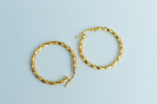 حلق ذهب تصميم المبروم عيار 18 وزن 2.2 جرام