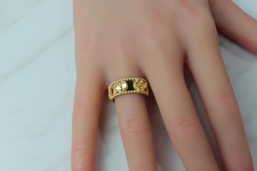 اسوارة فان كليف ذهب مع خاتم عيار 18 لأطلالة فاخرة