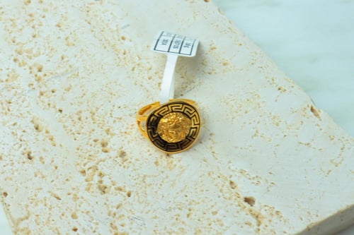 خاتم فرزاتشي ذهب عيار 21 بنقش اسود مُلفت بوزن 4 جر...