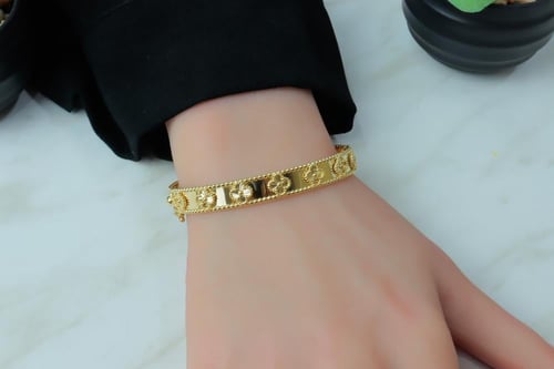 اسوارة فان كليف ذهب مع خاتم عيار 18 لأطلالة فاخرة