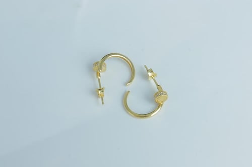 حلق ذهب عيار 18 تصميم المسمار وزن 1.7 جرام