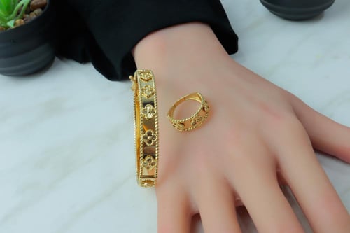 اسوارة فان كليف ذهب مع خاتم عيار 18 لأطلالة فاخرة