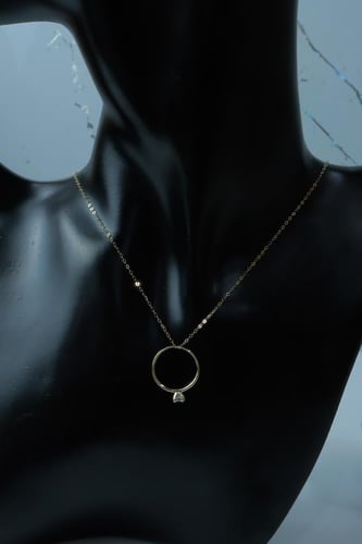 سلسال ذهب بتعليقة مصممة بشكل خاتم عيار 18 وزن 1.3...