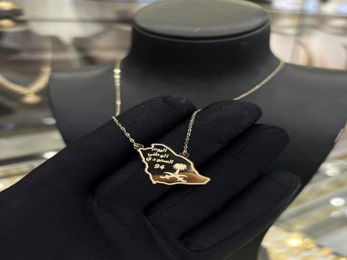 عقد ذهب اليوم الوطني عيار 18 بوزن 0.8 جرام