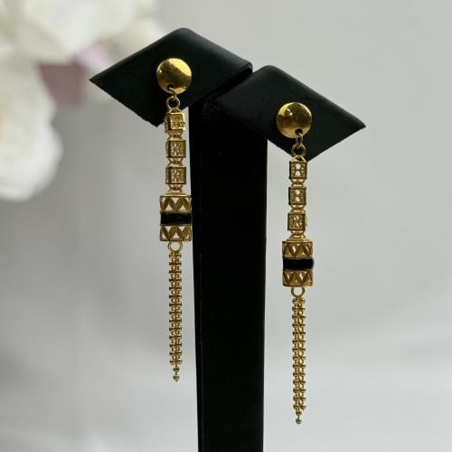 حلق ذهب طويل عيار 21 بتصميم ايطالي عصري وزن 3.56 ج...