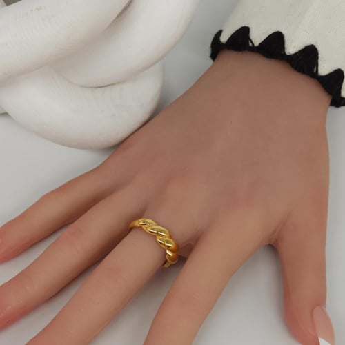 اقتني خاتم ذهب ناعم عيار 21 بتصميم مموج بوزن 1.8 ج...