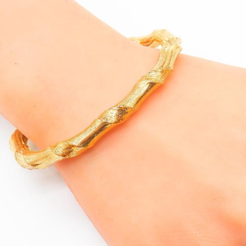 اسوارة ذهب عريضه عيار 18 بتصميم أوميقا وزن 4.74 جر...