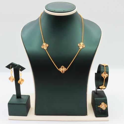 طقم ذهب كبير عيار 21 بتصميم ثلاث وردات وزن 11.35 ج...