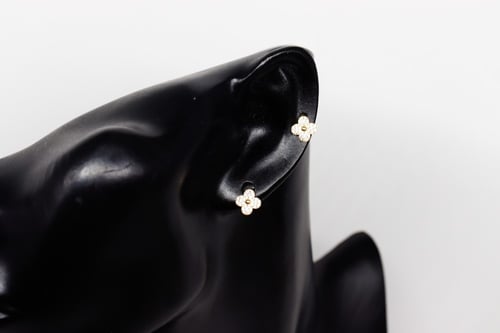 حلق وردة الفان كليف تصميم الماسي بنَّاتي عيار 18