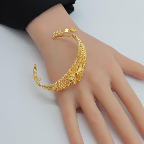 اسوارة ذهب عيار 21 بتصميم الزهرة اللامعة بوزن 19 ج...