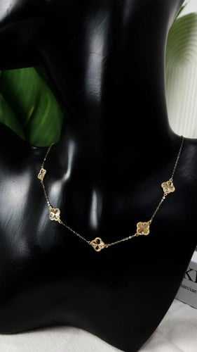 عقد فان كليف ذهب عيار 18 مع خمس وردات ناعمة وزن 2....