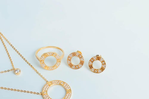 طقم ذهب اللوف عيار 21 دورين بتصميم الماس وزن 10.3...