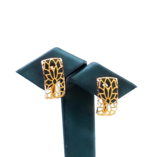 حلق ذهب ناعم عيار 21 بتصميم فريد وزن 1.92 جرام