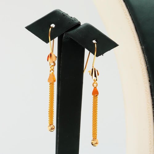 طقم ذهب عيار 21 بتصميم تعليقة متدلية أنيقة وزن 10...