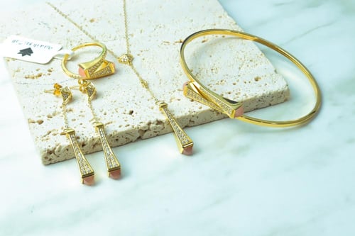 طقم المارلي الفريد باللون الوردي ذهب عيار 18 وزن 1...