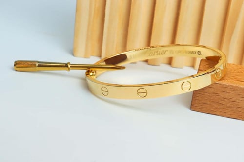 اسوارة كارتير ذهب عيار 18 ناعمه بتصميم اللوف بمفتا...