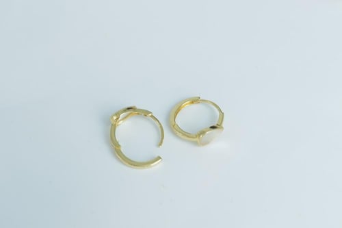 حلق ذهب دائري عيار 18 وزن 1.6 جرام - متوفر بالوان...