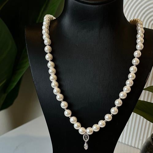 عقد مطعم بالؤلؤ الزراعي الماسي مزين بحبات الذهب ال...