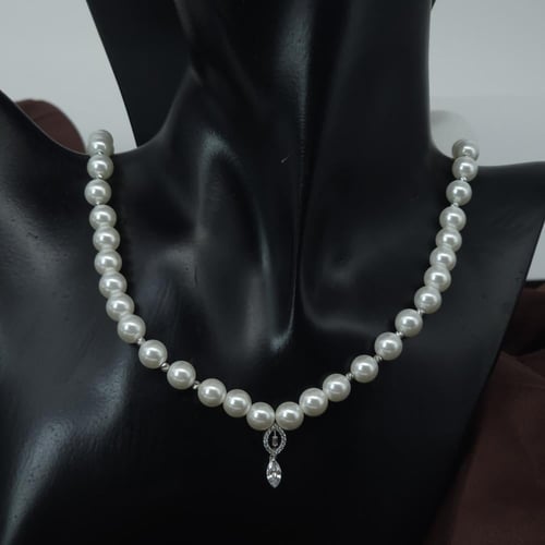 عقد مطعم بالؤلؤ الزراعي الماسي مزين بحبات الذهب ال...