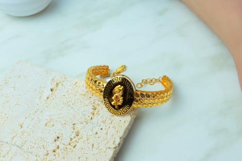 اسوارة ذهب عيار 21 بشكل بيضاوي بنقش فرزاتشي وزن 13...