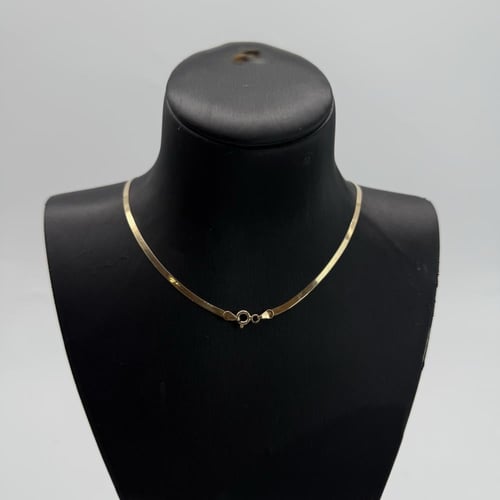 عقد ذهب الفلات تصميم الماسي باللون الكحلي عيار 18...