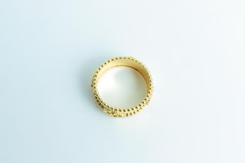 دبلة الفان كليف حجم عريض ذهب صافي عيار 18