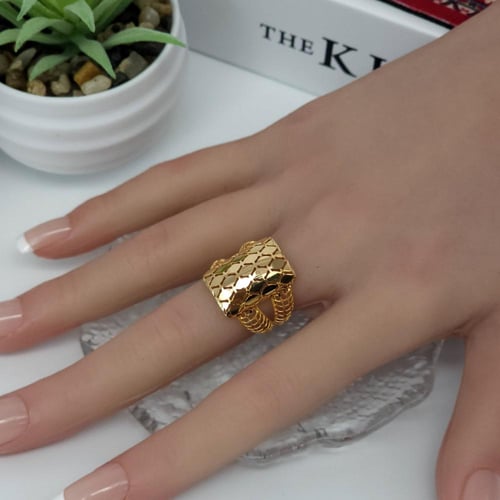 خاتم ذهب عريض عيار 21 مميز بالشكل المربع بتصميم 3D...