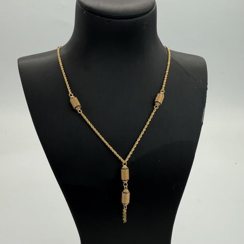 سبحة ذهب عيار 21 مطعمة بلون الميناء الكحلي وزن 4.9...