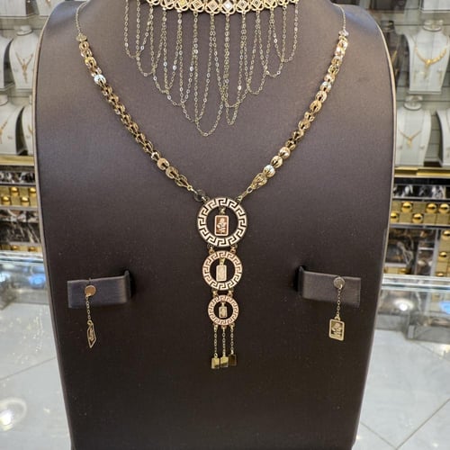 طقم ذهب مع المخنق ناعم عيار 18 وزن 5.8 جرام