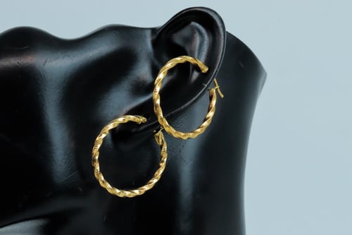 حلق ذهب تصميم المبروم عيار 18 وزن 2.2 جرام