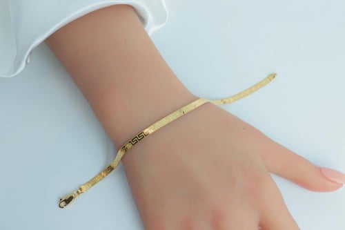 اسوارة ذهب ناعمه عيار 18 بتصميم فلات وزن 4.6 جرام