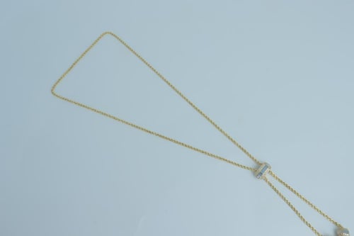 شال ذهب عيار 18 بتصميم الماسي يشمل كرة سحب بلون تي...