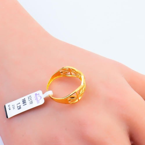 خاتم ذهب عيار 21 تصميم زخرفي ناعم وزن 1.26 جرام –...