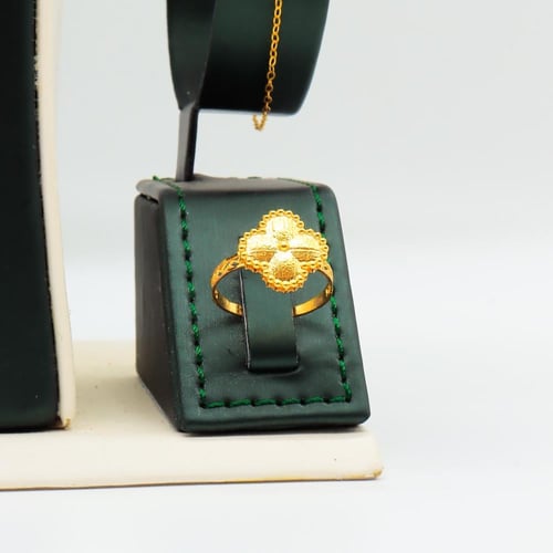 طقم ذهب ملكي عيار 21 بتصميم قلادات متدلية وزن 21.2...