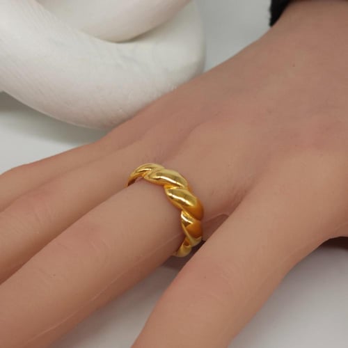 اقتني خاتم ذهب ناعم عيار 21 بتصميم مموج بوزن 1.8 ج...