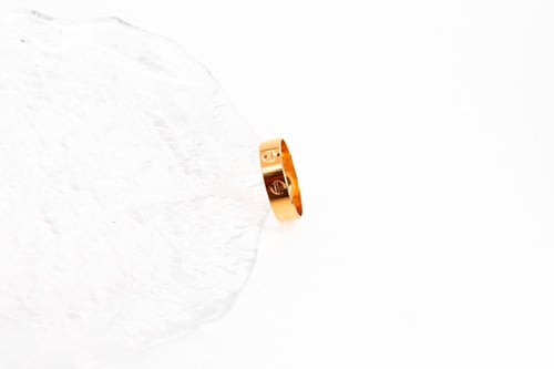 دبلة ذهب كارتير عيار 21 وزن 2.8 جرام مقاس 8 امريكي