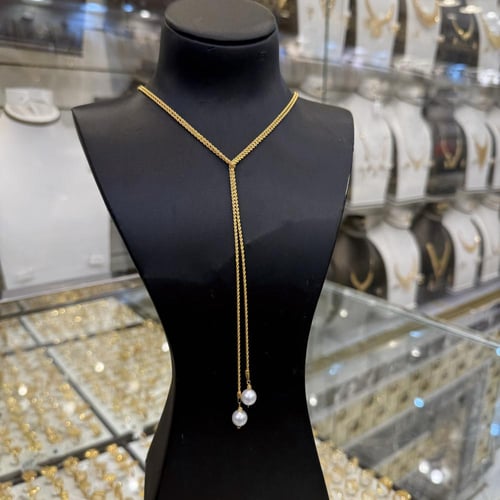 شال ذهب عيار 21 بتصميم ملكي مبروم يشمل حبة لؤلؤ كب...