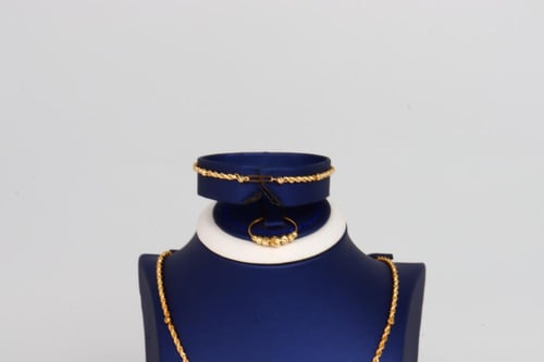 طقم ذهب صغير ناعم عيار 18 بتصميم مبروم الوزن 7.5 ج...