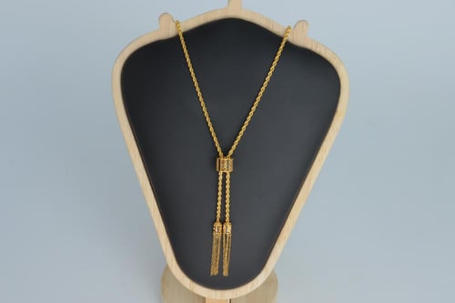 سبحة ذهب عيار 21 مطعمة بالميناء الاسود بوزن 5.4 جر...