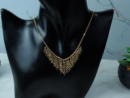 عقد ذهب طويل عيار 18 بتصميم عصري فاخر وزن 7.6 جرام