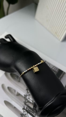 اسوارة ذهب عيار 18 مزينة بمكعب انيق بوزن 3,4 جرام