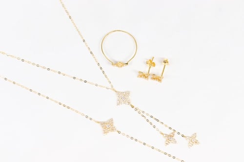 طقم The Shinning Star تصميم الماسي عيار 18